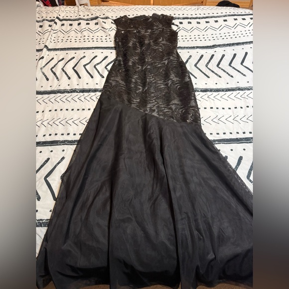 Elegant Black Lace Evening Gown - Picture 1 of 4
